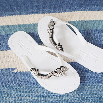 صندل "نوماد" مسطح من الكريستال وحجر الراين | بتصميم مطرز يدويًا على الطراز العتيق